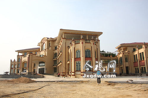 江西南昌一高速路养护站建宫殿式办公楼(组图)